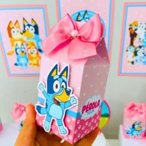 Kit festa infantil completo com tema Bluey Rosa para decoração de aniversário de menina.