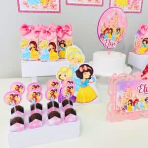 Decoração de mesa de aniversário com a papelaria personalizada do kit festa Princesas Cute.