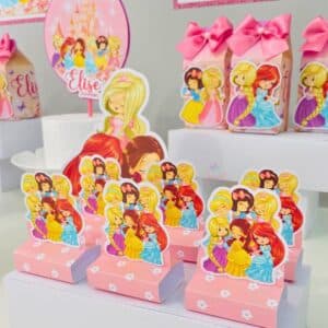 Caixa Pirâmide em formato de castelo do kit festa Princesas Cute.