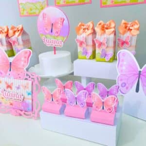 Decoração de mesa de aniversário com a papelaria personalizada do kit festa Jardim das Borboletas.