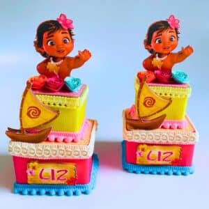 Detalhe do acabamento de luxo da Caixa Acrílica Dupla Moana, com apliques 3D e laço de cetim.