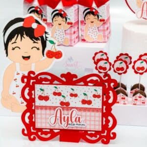 Decoração de mesa de aniversário com a papelaria personalizada do kit festa Cerejinha.