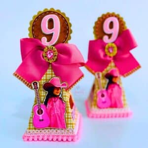 Conjunto de lembrancinhas Caixa Pirâmide luxo Ana Castela para festa de aniversário.