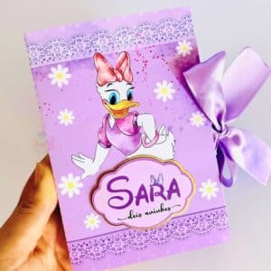 Papelaria personalizada com as personagens Margarida e Minnie na Caixa Convite Pirulito.