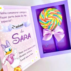 Detalhe do laço de cetim e aplique 3D da Caixa Convite Pirulito Margarida e Minnie.