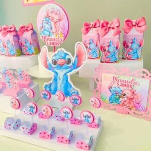 Decoração de mesa de aniversário com a papelaria personalizada do kit festa Stitch e Angel.