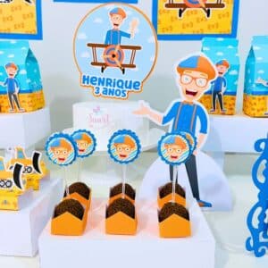 Topo de bolo personalizado do Blippi para decoração de aniversário infantil.