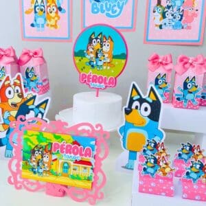 Decoração de mesa de aniversário com a papelaria personalizada do kit festa Bluey Rosa.