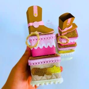 Ana Castela com papelaria personalizada