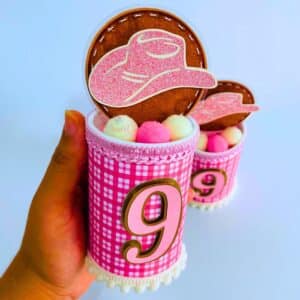 Detalhe do acabamento de luxo do cofrinho Ana Castela, com laço de cetim e apliques especiais.