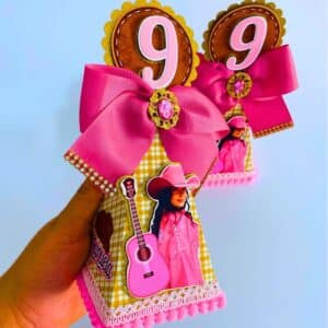 Caixa Pirâmide luxo com tema Ana Castela (Boiadeira) para lembrancinha de festa de aniversário.